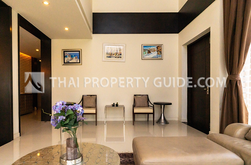 House with Shared Pool in Ramkhamhaeng 